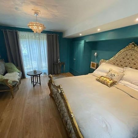The Big Cosy Boudoir Bed + Hot Tub Apartment Harvington Exterior photo