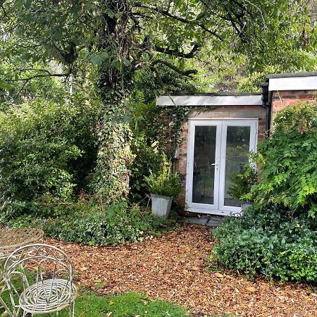 The Big Cosy Boudoir Bed + Hot Tub Apartment Harvington Exterior photo