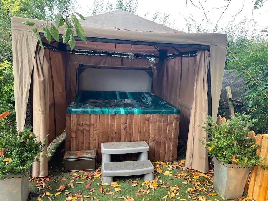 The Big Cosy Boudoir Bed + Hot Tub Apartment Harvington Exterior photo