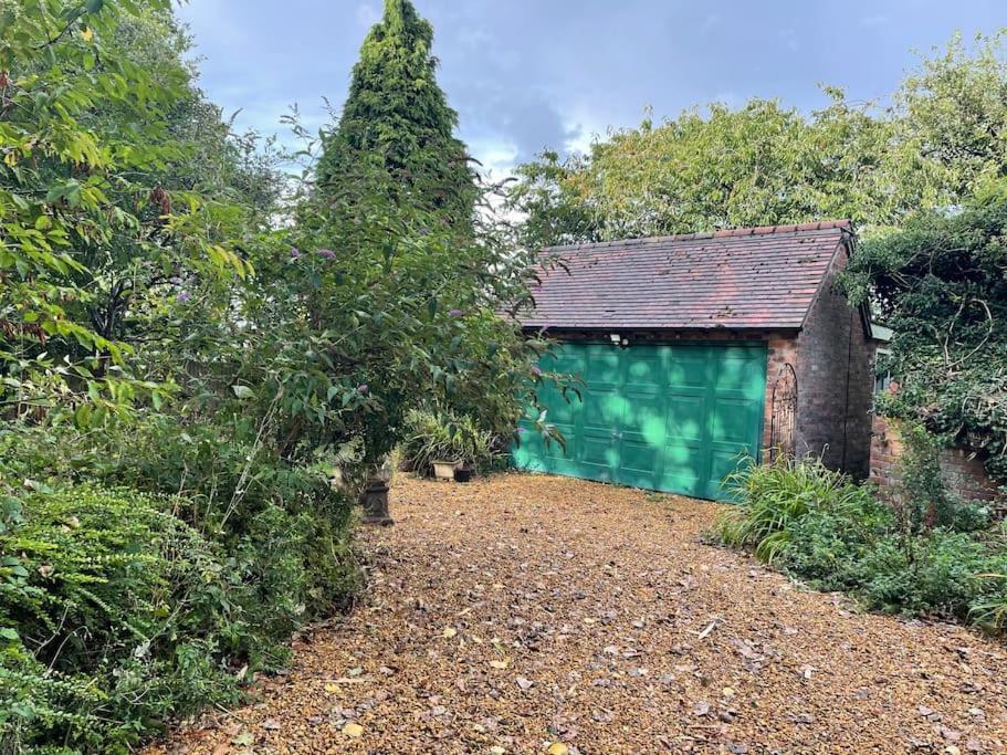 The Big Cosy Boudoir Bed + Hot Tub Apartment Harvington Exterior photo