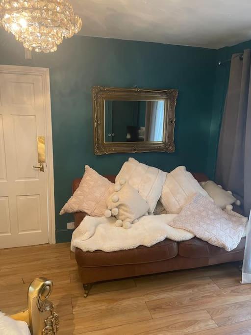 The Big Cosy Boudoir Bed + Hot Tub Apartment Harvington Exterior photo