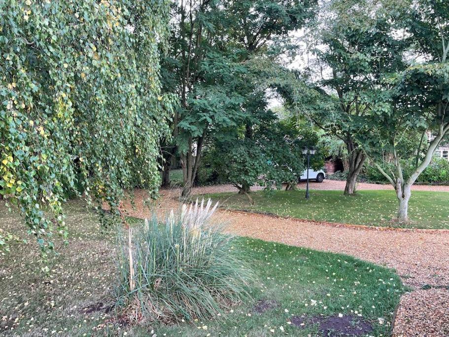 The Big Cosy Boudoir Bed + Hot Tub Apartment Harvington Exterior photo