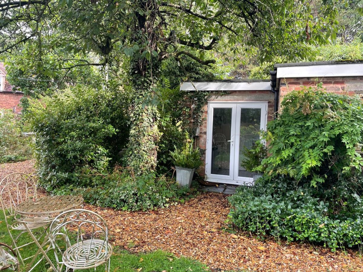 The Big Cosy Boudoir Bed + Hot Tub Apartment Harvington Exterior photo